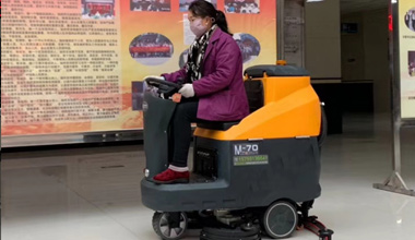 M70駕駛式洗地機服務(wù)于界首中醫(yī)院